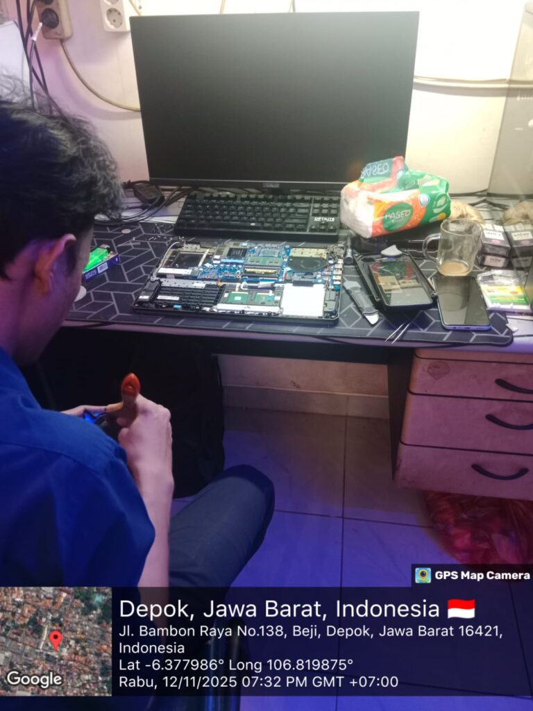 Teknisi laptop di Beji, Depok sedang memeriksa VGA dan sistem pendingin laptop untuk mencegah kerusakan akibat panas berlebih. Lokasi: Jl. Bambon Raya No.138, Depok, Jawa Barat