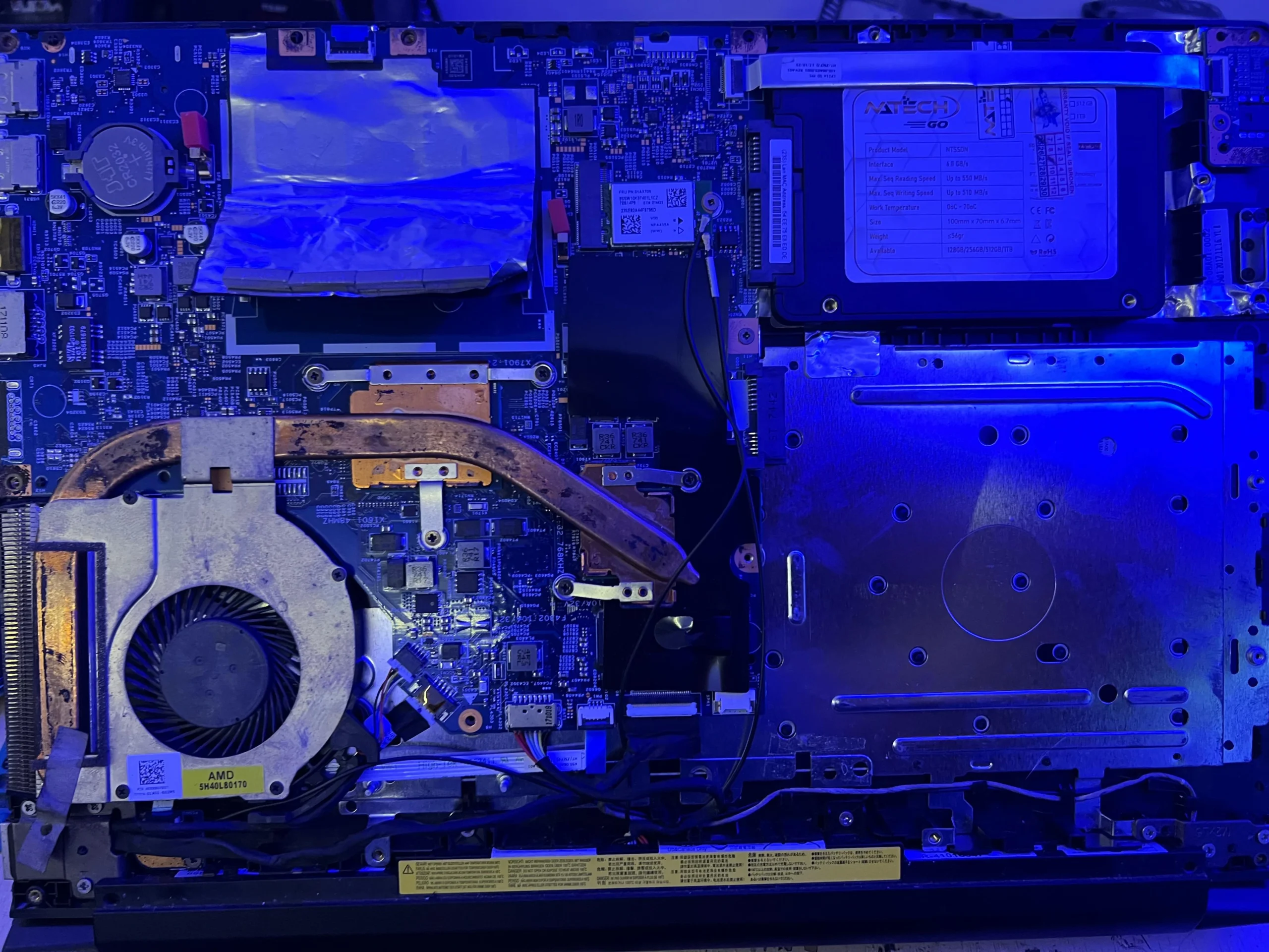 Proses penanganan komponen motherboard untuk perbaikan laptop mati total di Hanz Com Laptop Depok