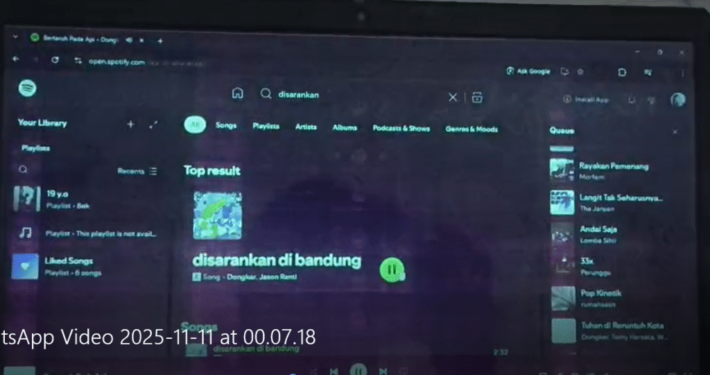 Kira“ Laptop saya ini kenapa yaa ka? Laptop dengan layar menampilkan tanda gangguan visual seperti garis tipis dan perubahan warna, diperiksa di wilayah Beji Depok.”
