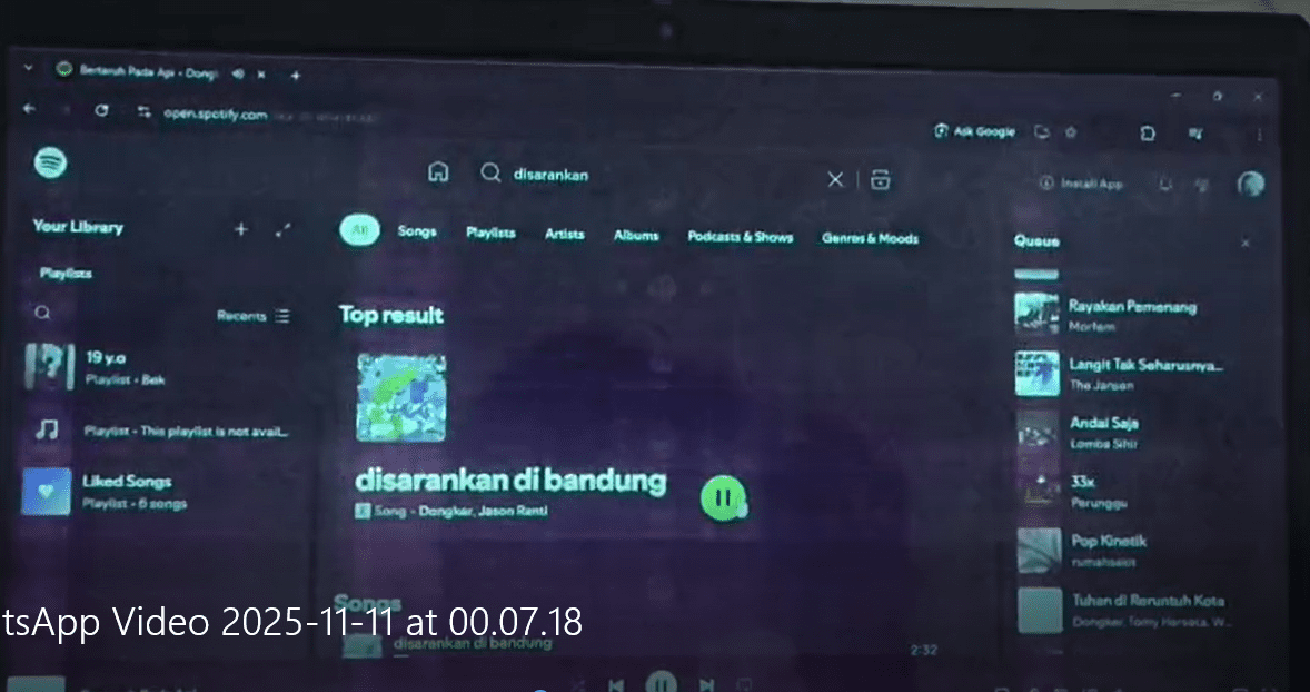 Kira“ Laptop saya ini kenapa yaa ka? Laptop dengan layar menampilkan tanda gangguan visual seperti garis tipis dan perubahan warna, diperiksa di wilayah Beji Depok.”
