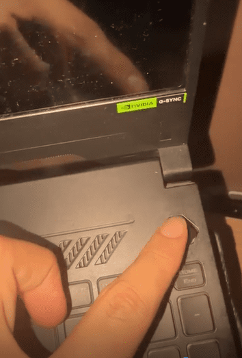 Tombol power laptop yang rusak dan tidak bisa ditekan.