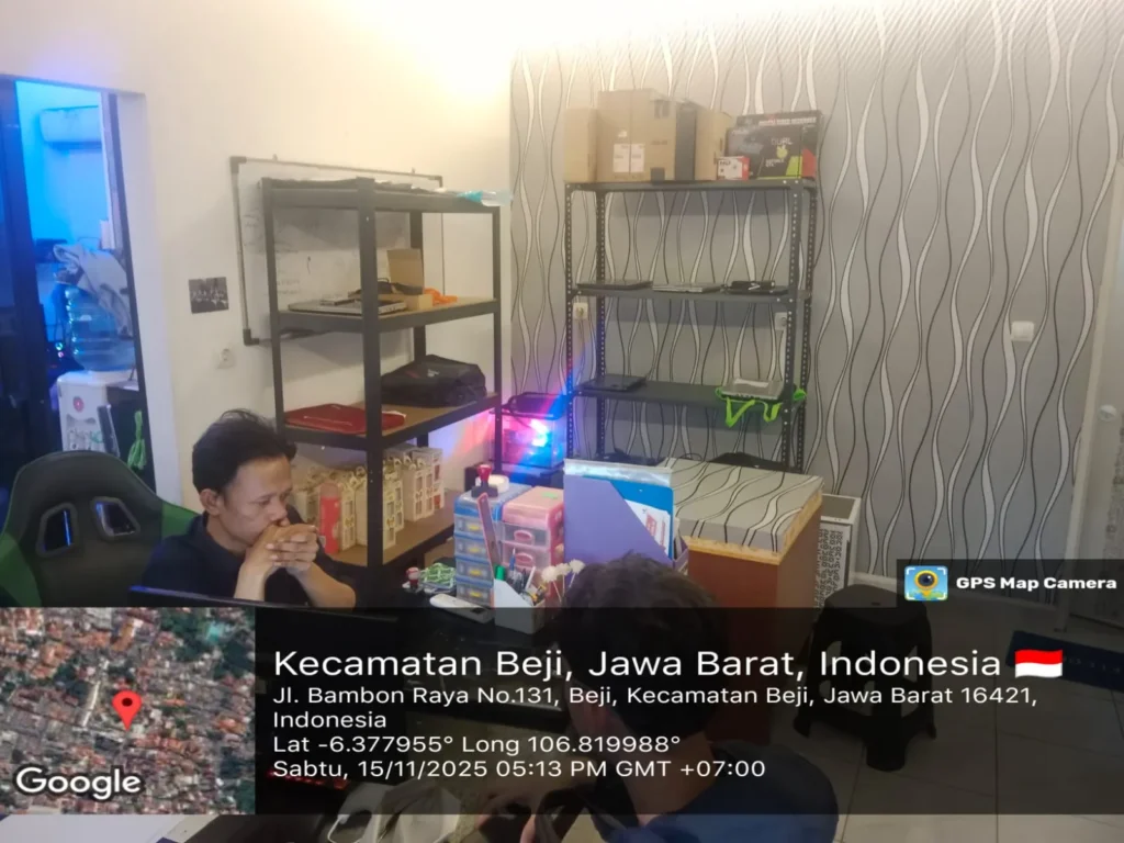 Proses pemeriksaan kerusakan laptop oleh teknisi di wilayah Beji, Depok, terlihat di ruang servis dengan meja kerja dan rak komponen.