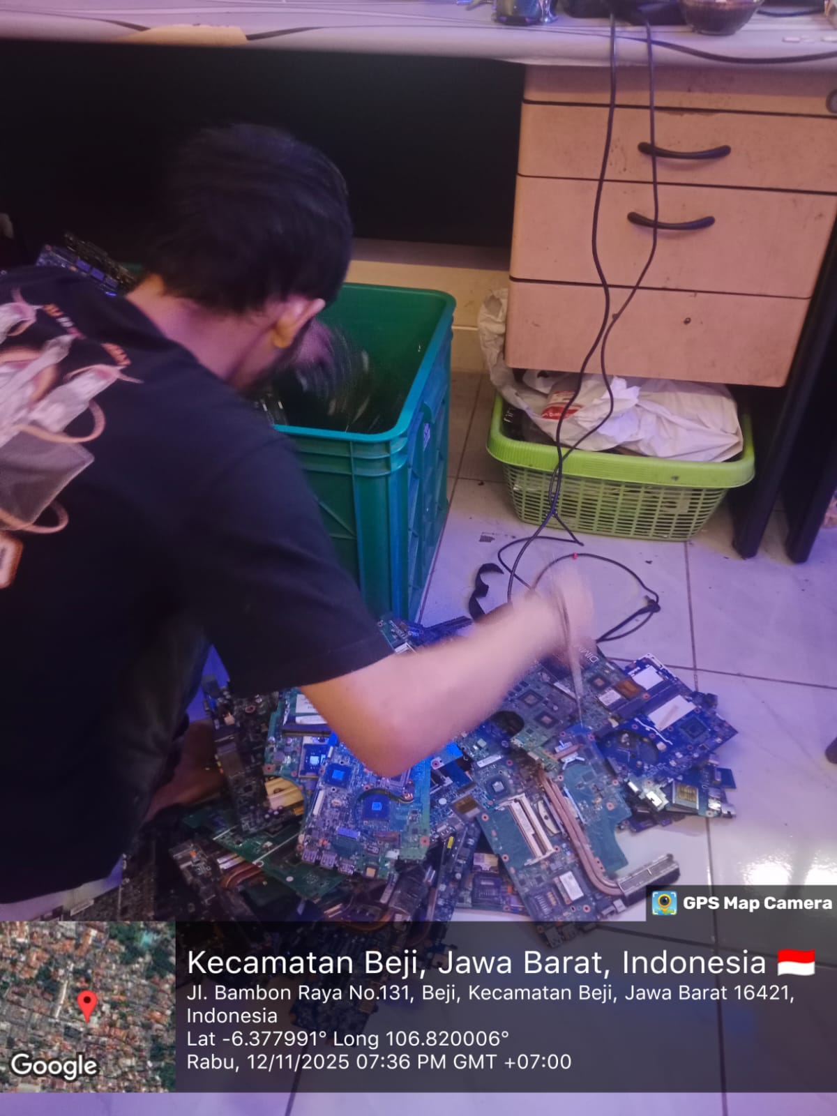 Teknisi hanz com laptop,beji Depok sedang mempersiapkan part motherboard laptop untuk perbaikan Jalur VGA