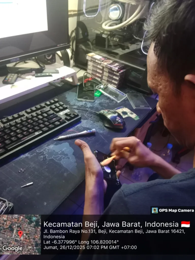 “Proses recovery hard disk (HDD) di meja kerja teknisi Hanz Com Laptop Depok, dilakukan pembongkaran dan pengecekan komponen untuk perbaikan dan penyelamatan data.”