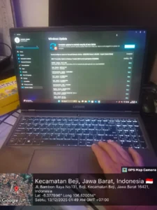 Laptop Lenovo Legion sedang menjalankan pembaruan Windows, menunjukkan performa dan stabilitas sistem untuk penggunaan kerja dan komputasi berat dalam aktivitas harian.