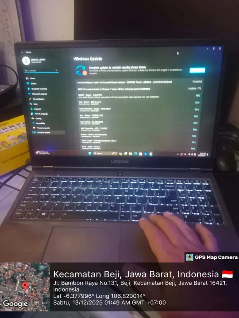 Laptop Lenovo Legion sedang menjalankan pembaruan Windows, menunjukkan performa dan stabilitas sistem untuk penggunaan kerja dan komputasi berat dalam aktivitas harian.