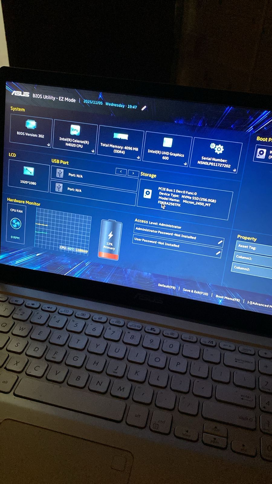 Tampilan BIOS ASUS EZ Mode pada laptop dengan Intel Celeron N4020, memori 4GB DDR4, dan SSD NVMe Micron 256GB, digunakan untuk proses pengaturan boot sebelum instalasi ulang Windows