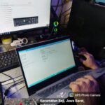 Teknisi Hanz Com Laptop sedang melakukan konfigurasi BIOS laptop Lenovo di meja servis, lokasi Kecamatan Beji Depok Jawa Barat