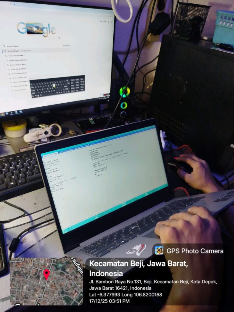 Teknisi Hanz Com Laptop sedang melakukan konfigurasi BIOS laptop Lenovo di meja servis, lokasi Kecamatan Beji Depok Jawa Barat