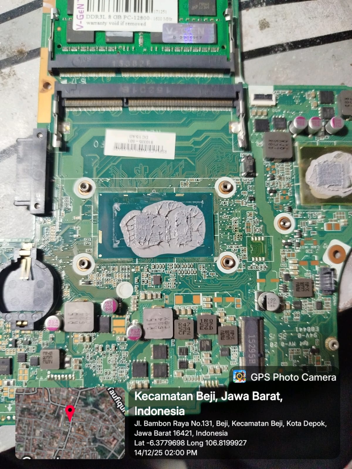 Kondisi motherboard laptop dengan prosesor terbuka dan thermal paste lama sebelum proses pembersihan dan penggantian, servis laptop di Beji Depok