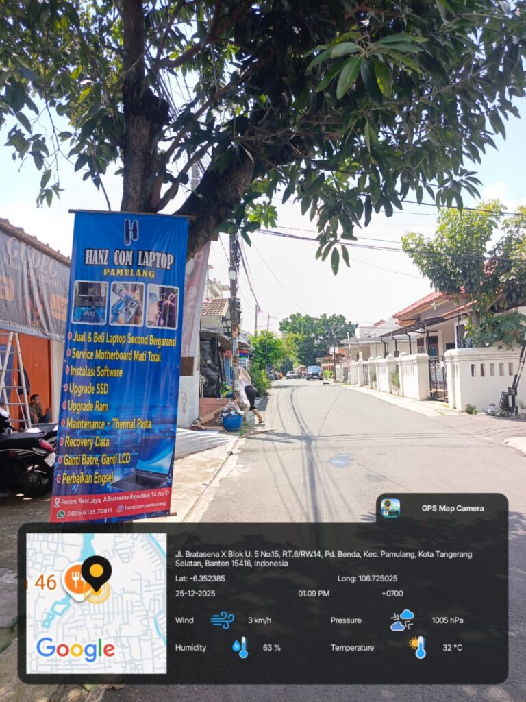 Lokasi Hanz Com Laptop Pamulang di pinggir jalan perumahan, terlihat banner layanan service laptop, upgrade SSD RAM, dan jual beli laptop bekas area Pamulang, Tangerang Selata