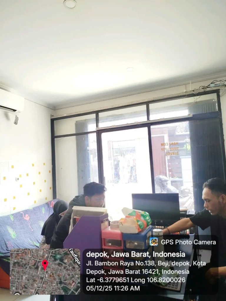 Seorang teknisi laptop sedang melakukan diagnosis kerusakan pada laptop yang terkena air dan berpotensi mengalami karat, korosi, serta mati total setelah kebanjiran. Foto diambil di ruang servis Hanz Com Laptop, Beji Depok, sebagai dokumentasi penanganan laptop kemasukan air.