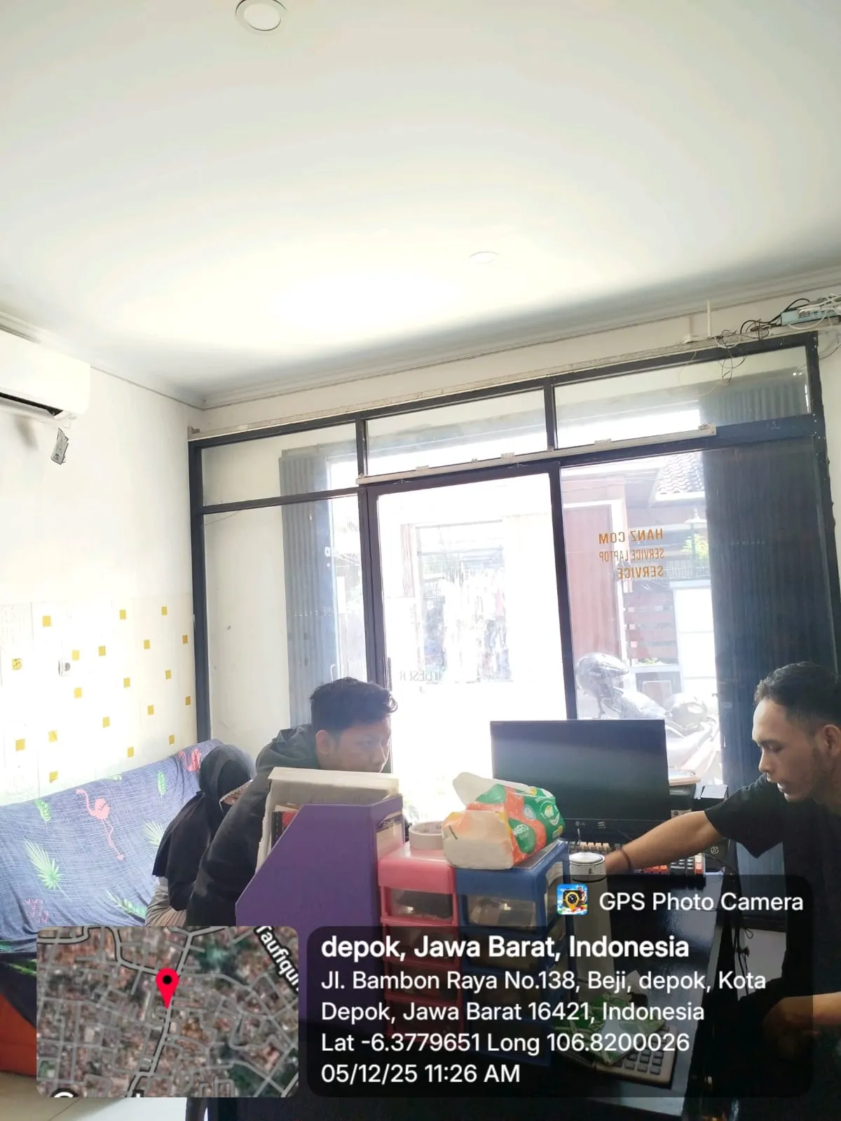 Seorang teknisi laptop sedang melakukan diagnosis kerusakan pada laptop yang terkena air dan berpotensi mengalami karat, korosi, serta mati total setelah kebanjiran. Foto diambil di ruang servis Hanz Com Laptop, Beji Depok, sebagai dokumentasi penanganan laptop kemasukan air.