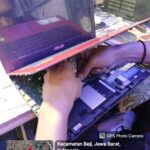 Pembongkaran laptop merk Asus oleh teknisi Hanz untuk persiapan perbaikan motherboard