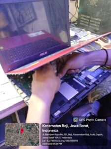 Pembongkaran laptop merk Asus oleh teknisi Hanz untuk persiapan perbaikan motherboard